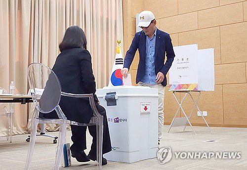 남아공에서도 소중한 한 표(프리토리아=연합뉴스) 유현민 특파원 = 제21대 대통령 선거 재외투표 첫날인 20일(현지시간) 남아프리카공화국 프리토리아 주남아공 한국대사관에 마련된 재외투표소에서 교민 윤문수(56) 씨가 투표하고 있다. 2025.5.20 hyunmin623@yna.co.kr