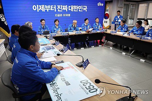 발언하는 박찬대 상임총괄선대위원장(서울=연합뉴스) 윤동진 기자 = 더불어민주당 상임총괄선대위원장인 박찬대 대표 직무대행 겸 원내대표가 21일 서울 여의도 당사에서 열린 중앙선거대책위원회의에서 발언하고 있다. 2025.5.21 mon@yna.co.kr