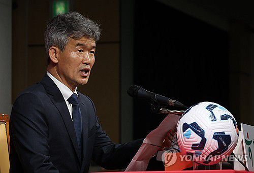 기자간담회 하는 김승희 전무이사(서울=연합뉴스) 이진욱 기자 = 김승희 대한축구협회 전무이사가 21일 서울 종로구 축구회관에서 기자간담회를 하고 있다. 축구협회는 지난 4월 35년간 대전 코레일에서 활약한 김승희 감독을 전무이사로 전격 발탁하며 정몽규 회장 체제 새 집행부 구성을 완료했다. 2025.5.21 cityboy@yna.co.kr
