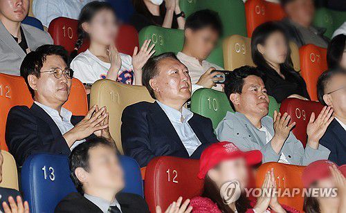 계엄 선포 장면에 박수받는 윤석열(서울=연합뉴스) 김도훈 기자 = 윤석열 전 대통령이 21일 서울 메가박스 동대문에서 다큐멘터리 영화 '부정선거, 신의 작 품인가' 관람 도중 계엄령 선포 장면이 나오자 관람객의 박수를 받고 있다. 2025.5.21 [공동취재] superdoo82@yna.co.kr