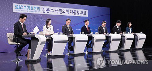 발언하는 김문수 대선 후보(서울=연합뉴스) 21일 국민의힘 김문수 대선 후보(가운데)가 경기 고양시 MBN 미디어센터에서 열린 한국방송기자클럽 대선 후보 초청 토론회에서 발언하고 있다. 2025.5.21 [국회사진기자단] photo@yna.co.kr