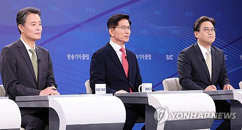 토론회서 발언하는 김문수 대선 후보(서울=연합뉴스) 21일 국민의힘 김문수 대선 후보(가운데)가 경기 고양시 MBN 미디어센터에서 열린 한국방송기자클럽 대선 후보 초청 토론회에서 발언하고 있다. 2025.5.21 [국회사진기자단] photo@yna.co.kr