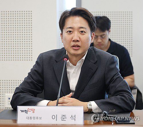 성남의료원 방문한 이준석 대선 후보(성남=연합뉴스) 류영석 기자 = 개혁신당 이준석 대선 후보가 21일 경기 성남의료원에서 한호성 원장과 간담회를 하고 있다. 2025.5.21 ondol@yna.co.kr