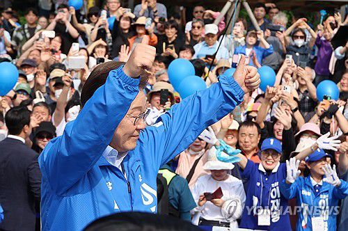 이재명 후보 '엄지척'(인천=연합뉴스) 김주성 기자 = 더불어민주당 이재명 대선 후보가 21일 인천광역시 부평역 북광장에서 열린 집중유세에서 시민들에게 인사하고 있다. 2025.5.21 utzza@yna.co.kr