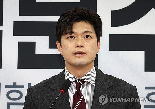 김용태 비대위원장 "김건희 여사의 과거 행위에 대한 문제 사과"(서울=연합뉴스) 김주형 기자 = 국민의힘 김용태 비상대책위원장이 21일 서울 여의도 국회에서 기자회견을 열고 김건희 여사와 관련한 문제 등과 관련해 발언하고 있다. 2025.5.21 kjhpress@yna.co.kr