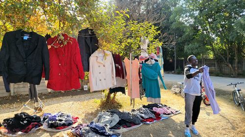 하라레 거리의 의류 상인하라레 거리의 마베로 상인이 필라(FILA) 운동복을 한국 브랜드로 알고 있다고 자랑스럽게 설명하고 있다. 2024.6.9. 저자 촬영 [이은별 제공. 재판매 및 DB 금지]