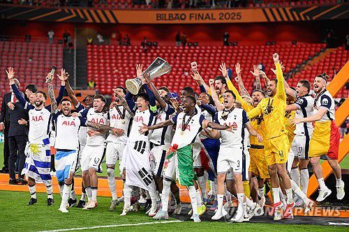 태극기를 두르고 유로파리그 우승 트로피를 들어 올린 손흥민[AFP=연합뉴스]