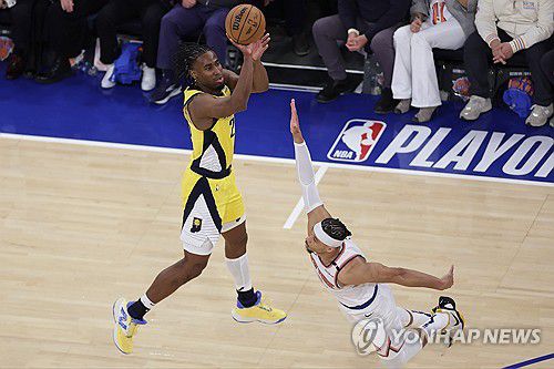 인디애나 에런 니스미스(왼쪽)의 슛[AP=연합뉴스]