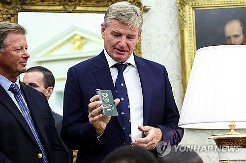 미-남아공 정상회담장에서 자기 여권 보여주며 발언하는 골퍼 어니 엘스[워싱턴 로이터=연합뉴스 재판매 및 DB금지]