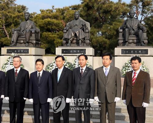 전북 법조계, 법조 3성상 참배(전주=연합뉴스) 2008년 1월 3일 오세욱 전주지방법원장(사진 왼쪽에서 두 번째)과 박영관 전주지검장(왼쪽 세 번째), 김영복 전북지방변호사회장(왼쪽 네 번째) 등 전북 법조계 인사 40여명이 3일 오전 전북 전주시 덕진공원에 있는 법조 3성(聖)상을 찾아 헌화·묵념한 뒤 기념 촬영을 하고 있다.