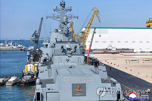 북, 최현호 첫 무장 시험사격…김정은 "해군 핵무장화 가속화"(평양 조선중앙통신=연합뉴스) 북한 김정은 국무위원장이 신형 '다목적구축함' 최현호(號) 진수 사흘 만에 진행된 첫 무장 시험사격을 참관하고 '해군의 핵무장화'에 속도를 내라고 지시했다. 미사일총국, 국방과학원, 탐지전자전총국이 구축함 최현호에 탑재된 무장체계의 성능 및 전투 적용성 시험에 착수했다고 조선중앙통신이 30일 보도했다. 2025.4.30      [국내에서만 사용가능. 재배포 금지. For Use Only in the Republic of Korea. No Redistribution] nkphoto@yna.co.kr