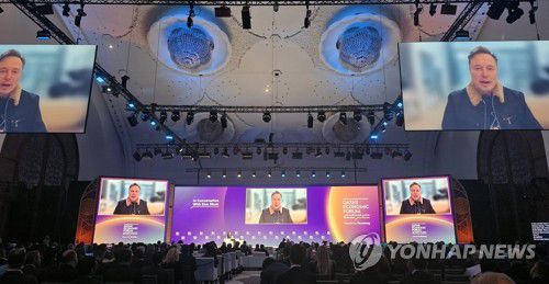 화상 대담서 발언하는 일론 머스크(도하=연합뉴스) 김동호 특파원 = 일론 머스크 테슬라 CEO가 20일(현지시간) 카타르 수도 도하에서 열린 카타르경제포럼 화상 대담에서 발언하고 있다. 2025.5.21 dk@yna.co.kr