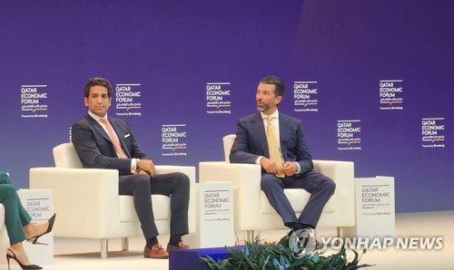 제5회 카타르경제포럼 참석한 트럼프 주니어(도하=연합뉴스) 김동호 특파원 = 21일(현지시간) 도널드 트럼프 주니어가 카타르 도하에서 열린 제5회 카타르경제포럼에 대담자로 참석해 있다. 2025.5.21 dk@yna.co.kr