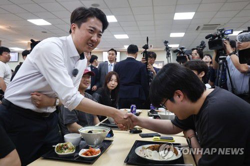 학생과 악수하는 이준석 후보(인천=연합뉴스) 윤동진 기자 = 개혁신당 이준석 대선 후보가 22일 '학식먹자 이준석' 행사가 열린 인천 미추홀구 인하대학교에서 학생과 악수하고 있다. 2025.5.22 mon@yna.co.kr