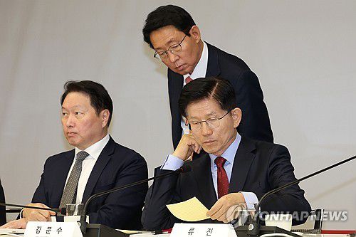 메모 확인하는 김문수 후보(서울=연합뉴스) 황광모 기자 = 국민의힘 김문수 대선후보가 22일 서울 중구 대한상공회의소에서 열린 경제 5단체장 간담회에서 김상훈 정책위의장이 준 메모를 확인하고 있다. 2025.5.22 [공동취재] hkmpooh@yna.co.kr
