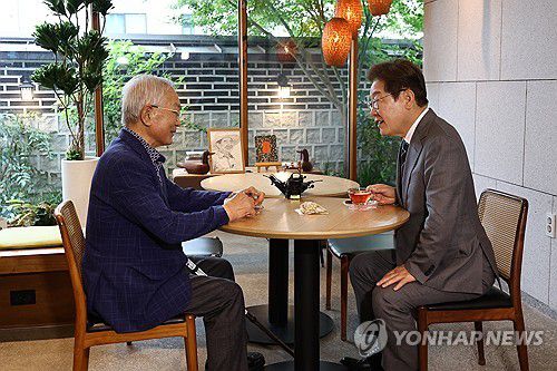 이재명 대선 후보, 송기인 신부와 차담(양산=연합뉴스) 김인철 기자 = 더불어민주당 이재명 대선 후보가 22일 경남 양산시 소소서원에서 송기인 신부와 차담을 하고 있다. 2025.5.22 yatoya@yna.co.kr