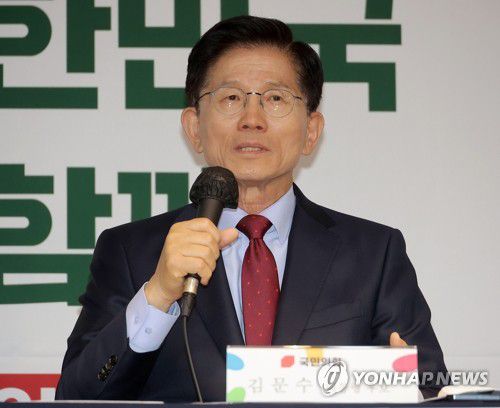 발언 중 울먹이는 김문수 후보(서울=연합뉴스) 류영석 기자 = 국민의힘 김문수 대선 후보가 22일 서울 용산구 한국여성단체협의회에서 열린 여성정책 협약식에서 모친과 관련된 발언을 하던 중 울먹이고 있다. 2025.5.22 ondol@yna.co.kr