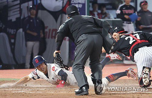 득점 성공하는 전준우 '손이 더 빨랐다'(부산=연합뉴스) 강선배 기자 = 22일 부산 사직야구장에서 열린 프로야구 LG 트윈스와 롯데 자이언츠의 경기. 4회 말 1사 1, 3루 전민재 내야땅볼 타구 때 3루 주자 전준우가 홈으로 쇄도해 세이프되고 있다. 2025.5.22 sbkang@yna.co.kr