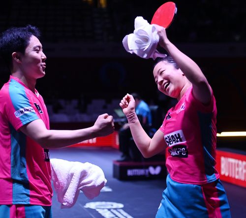 세계탁구선수권 혼합복식 4강 진출 확정 후 기뻐하는 신유빈(오른쪽)과 임종훈[대한탁구협회 제공. 재판매 및 DB 금지]