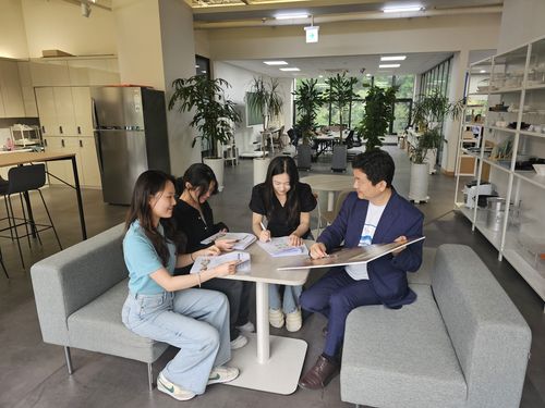 초등 교과서 아프리카 인식 개선 회의하는 박기태 반크 단장(맨 오른쪽)과 연구원들[반크 제공. 재판매 및 DB 금지]