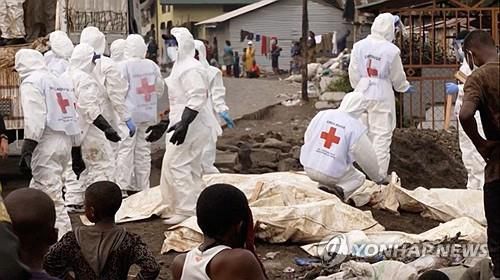 지난 2월 3일(현지시간) 민주콩고 동부 고마에서 시신 수습하는 인도주의 활동가들[로이터 연합뉴스 자료사진. 재판매 및 DB 금지]