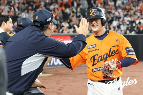 득점 후 동료들과 기뻐하는 이진영[한화 이글스 제공. 재판매 및 DB 금지]