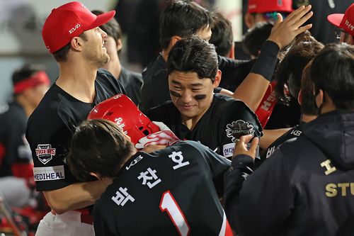 더그아웃에서 동료 축하를 받는 김도영[KIA 타이거즈 제공. 재판매 및 DB 금지]