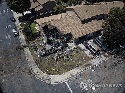 미 샌디에이고서 발생한 비행기 추락 사고 현장[AP=연합뉴스. 재판매 및 DB 금지]