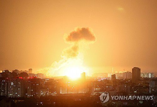 우크라이나 키이우에 러시아의 폭격이 가해지는 장면[로이터=연합뉴스 자료사진]