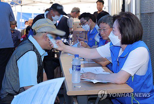 대상포진 무료 예방접종(서울=연합뉴스) 13일 서울 중구 서울역 인근 서울시립다시서기종합지원센터 부속의원에서 인근 쪽방주민들이 무료 대상포진 예방접종을 받기에 앞서 체온을 재고 있다. 2024.6.13 [서울시 제공. 재판매 및 DB 금지] photo@yna.co.kr