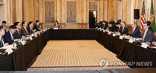 한-미 2+2 통상협의 시작(서울=연합뉴스) 주요 20개국(G20) 재무장관회의 및 국제통화금융위원회(IMFC)'에 참석차 미국 워싱턴D.C를 방문중인 최상목 부총리 겸 기획재정부 장관이 안덕근 산업통상자원부 장관과 함께 24일(현지시간) 미국 워싱턴 DC 재무부에서 열린 '한-미 2+2 통상협의(Trade Consultation)'를　시작하고　있다．2025.4.24      [기획재정부 제공. 재판매 및 DB 금지] hkmpooh@yna.co.kr