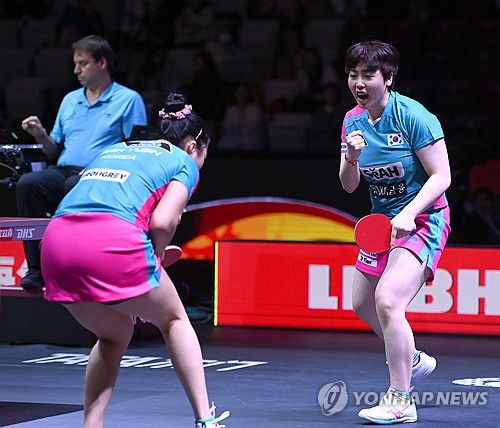 신유빈, 유한나 '득점 환호'(서울=연합뉴스) 신유빈, 유한나가 22일 카타르 도하 루사일 아레나에서 열린 2025 국제탁구연맹(ITTF) 세계선수권대회 여자복식 8강 일본 오도 사츠키 - 요코이 사쿠라와 경기에서 득점 후 환호하고 있다. 2025.5.23 [사진공동취재단] photo@yna.co.kr