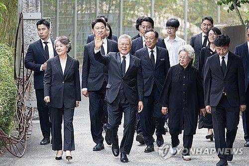 노무현 전 대통령 추도식 참석하는 문재인 전 대통령(김해=연합뉴스) 김동민 기자 = 문재인 전 대통령과 권양숙 여사가 23일 경남 김해시 봉하마을에서 열린 고 노무현 전 대통령 16주기 추도식에 참석하고 있다. 2025.5.23 [공동취재] image@yna.co.kr