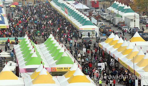 인파로 붐비는 파주개성인삼축제장[연합뉴스 자료사진]