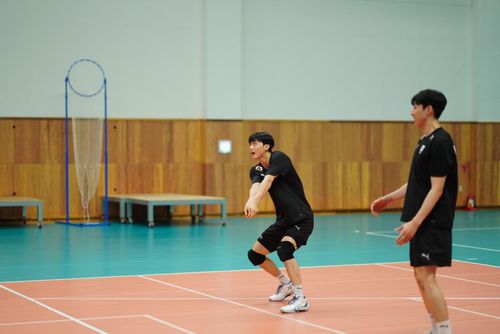 리시브 준비하는 이우진(앞)[촬영 이동칠]