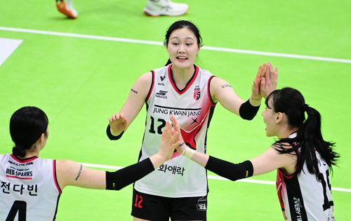 정관장 미들블로커로 뛴 이예담(중앙)[한국배구연맹 제공. 재판매 및 DB 금지]