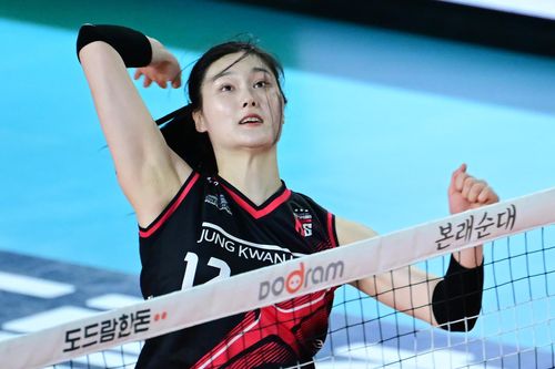 스파이크하는 정관장의 이예담[한국배구연맹 제공. 재판매 및 DB 금지]