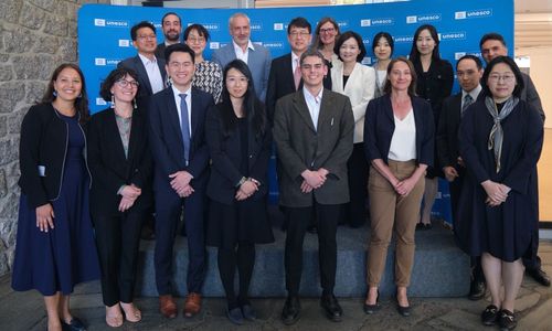 협정 체결 후 기념촬영하는 관계자들두 번째 줄 왼쪽 세 번째부터 에르네스토 오토네 라미레즈 유네스코 문화사무총장보, 최응천 국가유산청장, 박상미 주유네스코대한민국대표부 대사 [국가유산청 제공. 재판매 및 DB 금지]