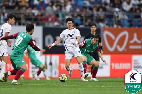 대전과 대구 경기에서 공을 차지하려는 양 팀 선수들.[한국프로축구연맹 제공, 재판매 및 DB 금지]