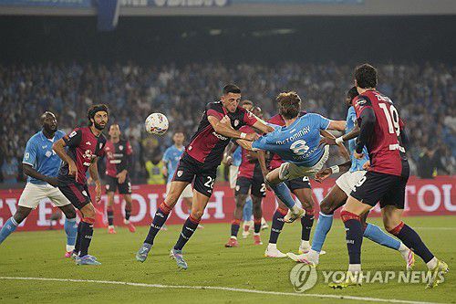 나폴리의 우승을 이끈 스콧 맥토미니의 바이시클 킥 장면.[AP=연합뉴스]