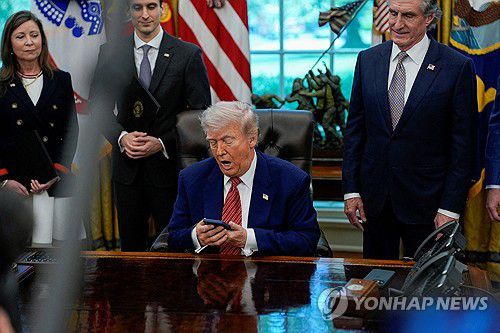 스마트폰 보는 트럼프[워싱턴 로이터=연합뉴스. 재판매 및 DB 금지]