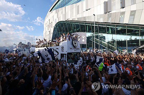 환호하는 토트넘 팬들(런던 로이터/액션이미지=연합뉴스) 23일(현지시간) 영국 런던 토트넘 홋스퍼 스타디움 앞에서 열린 토트넘의 유럽축구연맹(UEFA) 유로파리그 우승 기념 퍼레이드에서 팬들이 환호하고 있다.