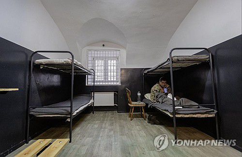 우크라이나군에 생포된 북한군(서울=연합뉴스) 볼로디미르 젤렌스키 우크라이나 대통령은 11일(현지시간) 우크라이나군이 러시아 서부 쿠르스크 지역에서 북한 군인 2명을 생포했다고 밝혔다.     젤렌스키 대통령은 이날 텔레그램 채널에 글을 올려 생포된 북한 병사 2명이 다친 상태로 키이우로 이송됐으며 우크라이나 보안국(SBU)의 심문을 받고 있다고 전했다. 2025.1.12 [젤렌스키 엑스 캡처. 재판매 및 DB 금지] photo@yna.co.kr