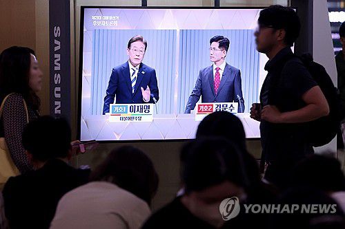 대선 토론 나선 이재명-김문수 후보(서울=연합뉴스) 임화영 기자 = 23일 서울역 대합실에서 제21대 대통령선거 2차 후보자 토론회가 생중계되고 있다. 2025.5.23 hwayoung7@yna.co.kr