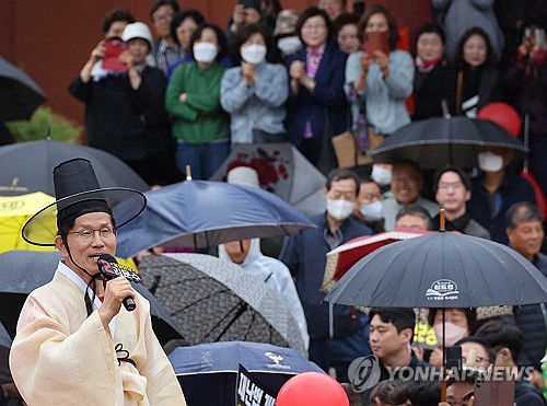 안동 웅부공원서 유세하는 김문수(안동=연합뉴스) 박동주 기자 = 국민의힘 김문수 대선 후보가 24일 경북 안동시 웅부공원에서 유세를 하고 있다. 2025.5.24 pdj6635@yna.co.kr