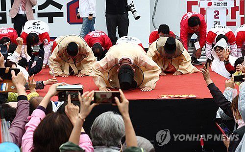 절하는 김문수(안동=연합뉴스) 박동주 기자 = 국민의힘 김문수 대선 후보가 24일 경북 안동시 웅부공원에서 유세를 하고 있다. 2025.5.24 [공동취재] pdj6635@yna.co.kr