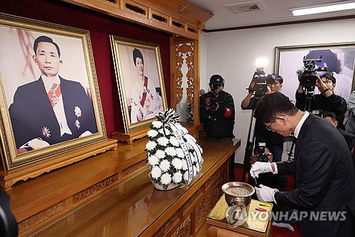 박정희 전 대통령 생가 찾은 김문수(구미=연합뉴스) 박동주 기자 = 국민의힘 김문수 대선 후보가 24일 경북 구미시 박정희 전 대통령 생가를 찾아 분향하고 있다. 2025.5.24 pdj6635@yna.co.kr