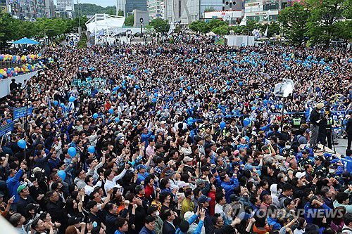 유세장 가득 메운 안산 시민들(안산=연합뉴스) 김주성 기자 = 더불어민주당 이재명 대선 후보의 유세가 열린 24일 경기 안산시 단원구 안산문화광장에서 유세장을 가득 메운 시민들이 이 후보의 연설을 듣고 있다. 2025.5.24 utzza@yna.co.kr