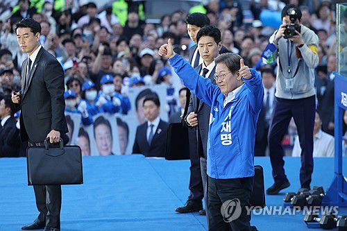 안산시민들에게 인사하는 이재명 후보(안산=연합뉴스) 김주성 기자 = 더불어민주당 이재명 대선 후보가 24일 경기 안산시 단원구 안산문화광장에서 열린 유세에서 연설을 마친 뒤 엄지손가락을 치켜들며 인사하고 있다. 2025.5.24 utzza@yna.co.kr