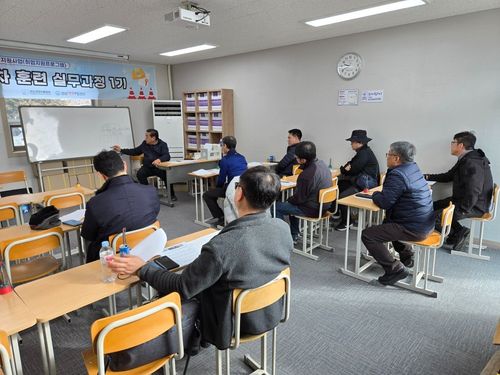 경남행복내일센터에 진행되는 신중년 지원 교육[경남행복내일센터 제공. 재판매 및 DB 금지]